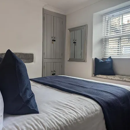 Kendal With Fireplace - Couples' Retreat