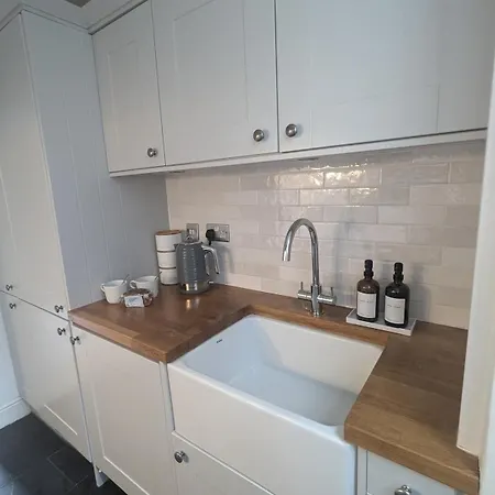 Kendal With Fireplace - Couples' Retreat