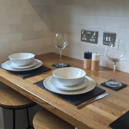 Kendal With Fireplace - Couples' Retreat