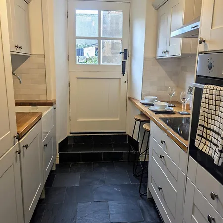 بيت للعطل Kendal With Fireplace - Couples' Retreat *