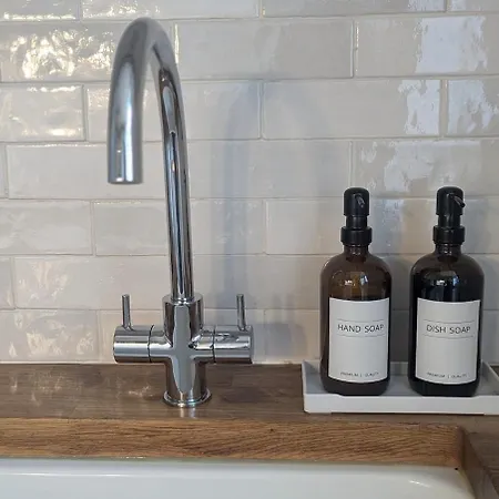 Kendal With Fireplace - Couples' Retreat