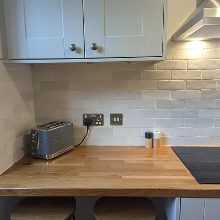 Kendal With Fireplace - Couples' Retreat