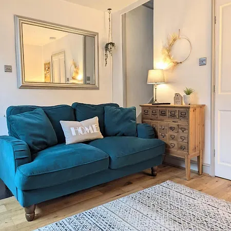 Kendal With Fireplace - Couples' Retreat Holiday home