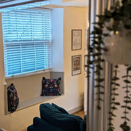 Kendal With Fireplace - Couples' Retreat *