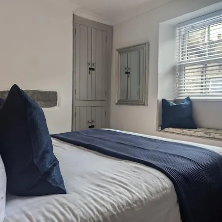 Kendal With Fireplace - Couples' Retreat