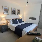 Kendal With Fireplace - Couples' Retreat بيت للعطل