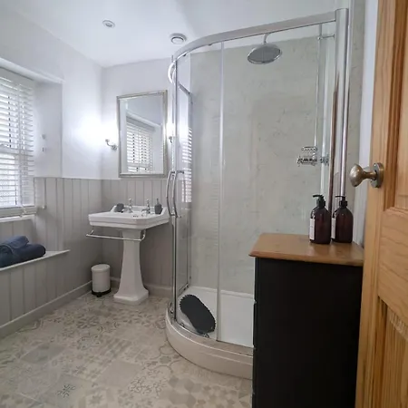 Semesterbostad Kendal With Fireplace - Couples' Retreat Burneside
